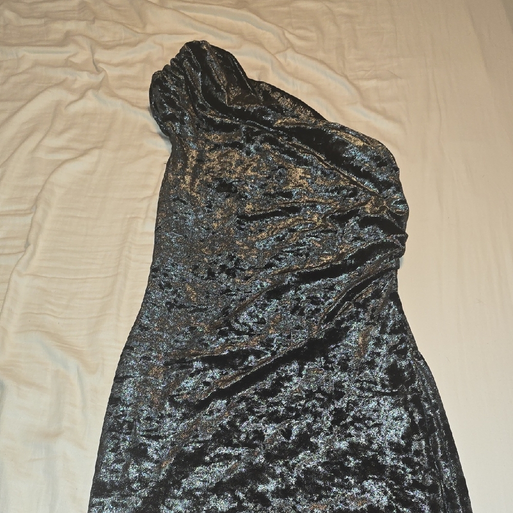 Elegant Black Velvet One-Shoulder Dress